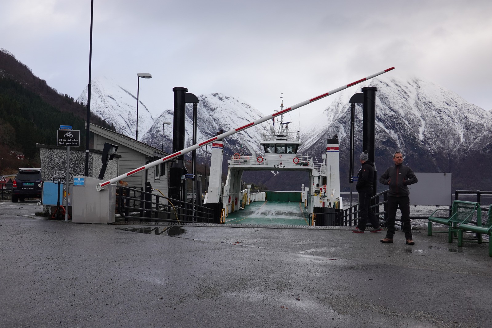 On prend le ferry à Saebo pour aller skier de l'autre côté du Hjorundfjorden