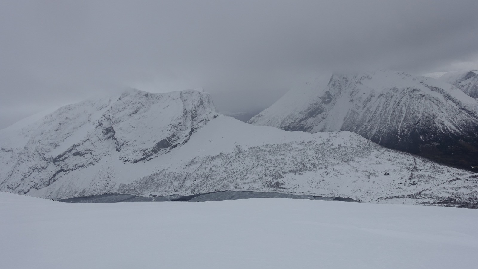 Panorama vers le lac de Kvanndalsvatnet