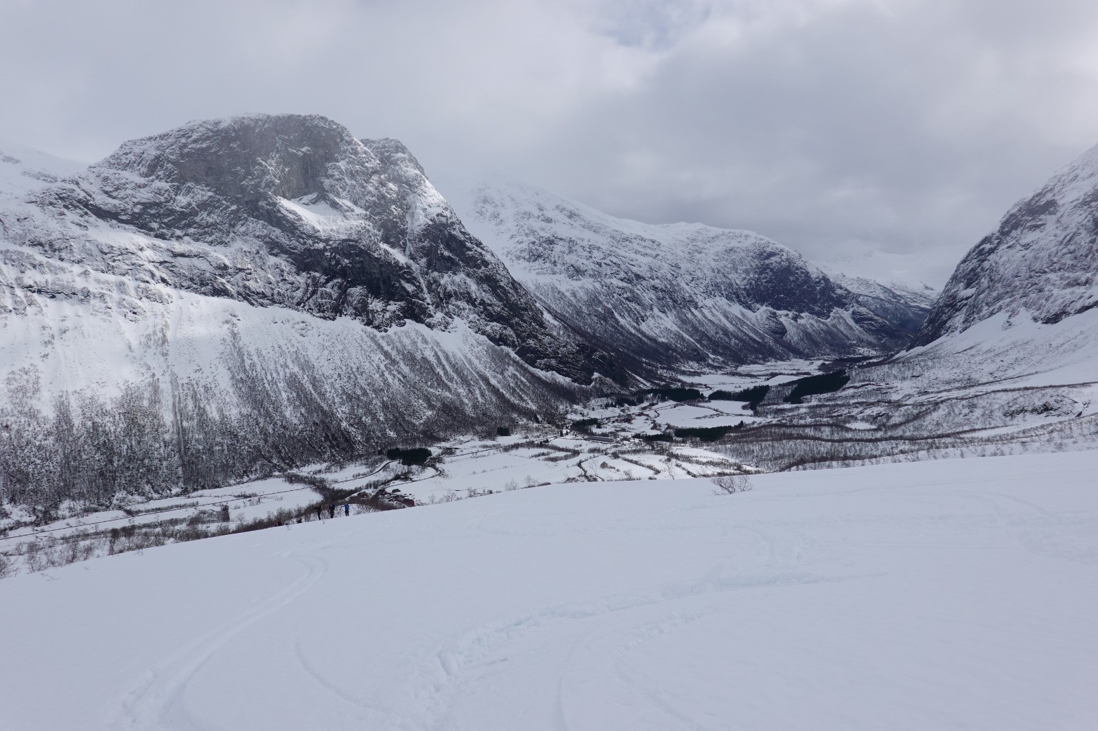 En cours de descente avec au fond la vallée de Nibbedalen