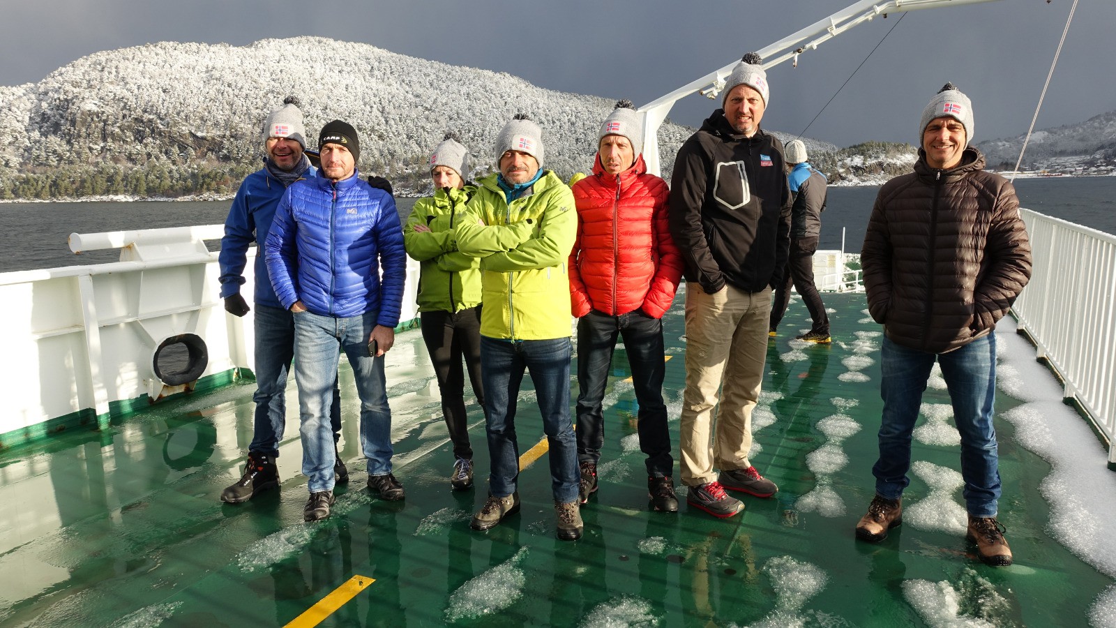 L'ensemble de l'équipe sur le ferry, le photographe en moins