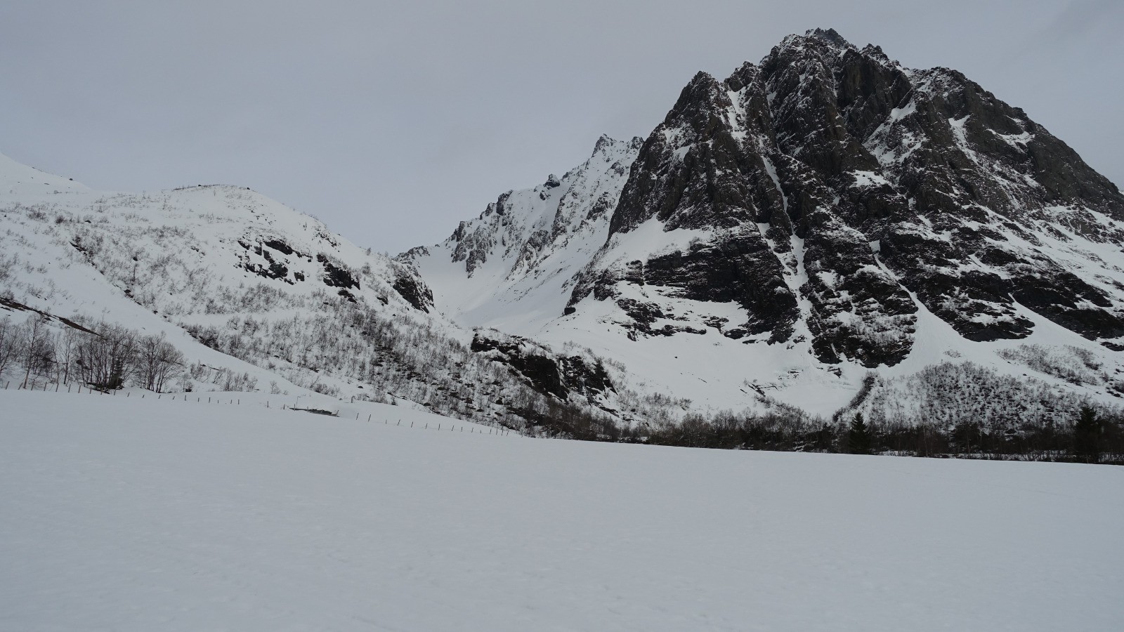 Le vallon du Kvanndalen et le Saetretindane sur la droite