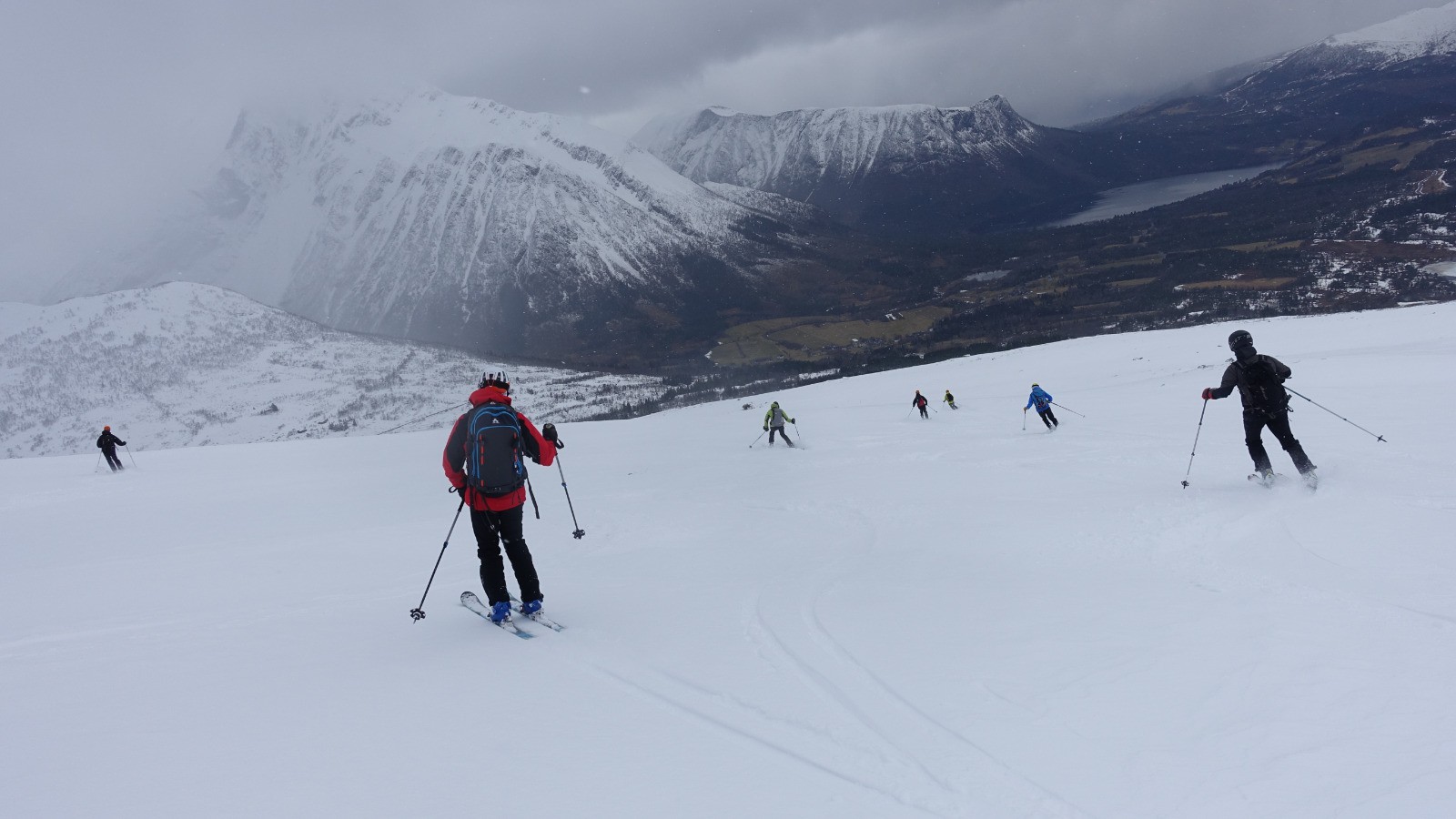 Bonne poudreuse à la descente malgré le temps gris e faiblement neigeux