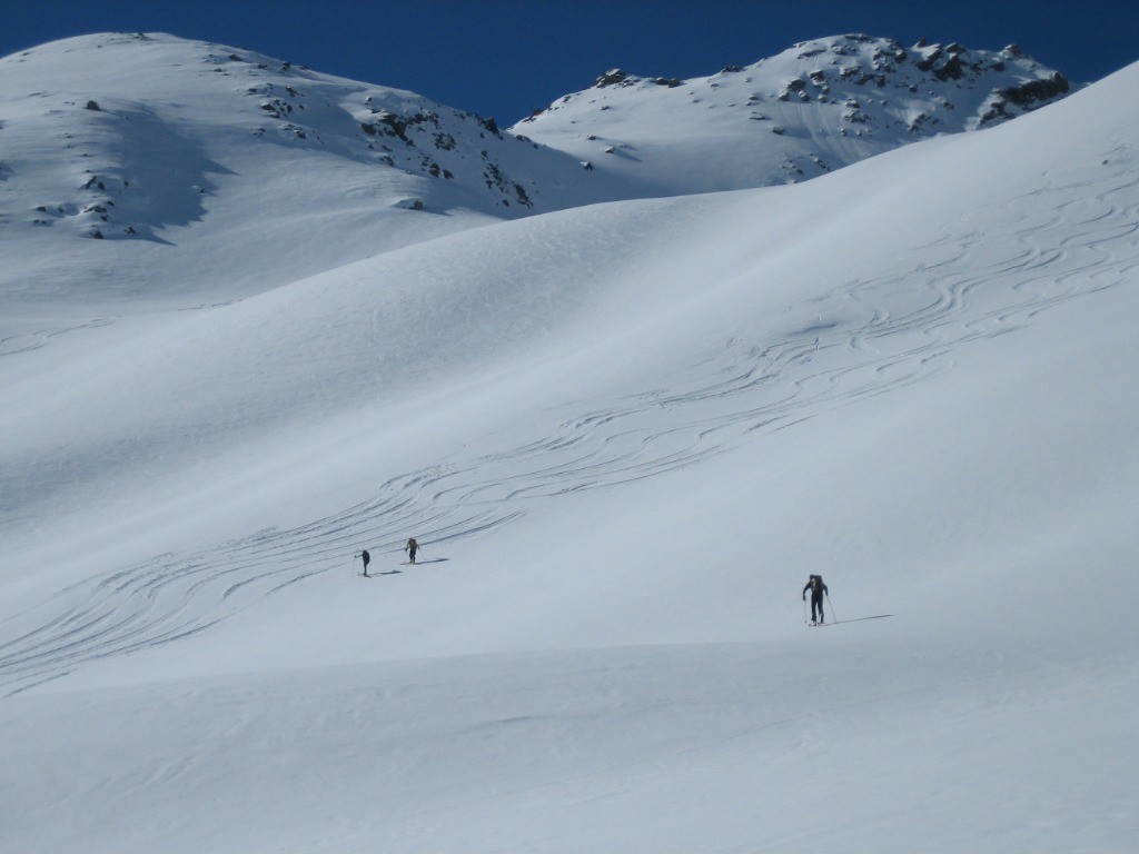 On aperçoit les traces de descente des skieurs montés en hélico. Pas de trace de montée apparente...