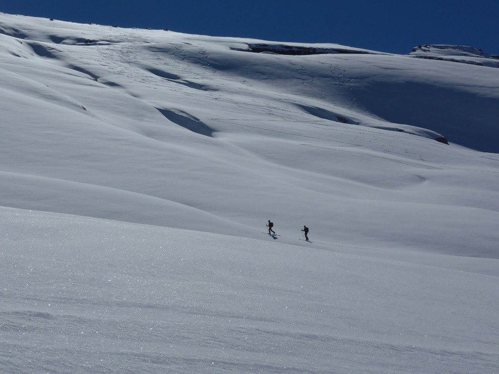 deux skieurs qui vont au même endroit