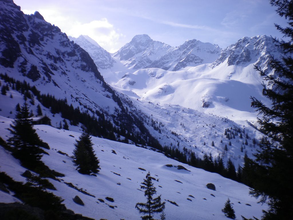 vue sur le vallon de la Grde Valloire du retour, le Rocher d'Arguille et son col. Deuxième chalet de la Petite Valloire à gauche.