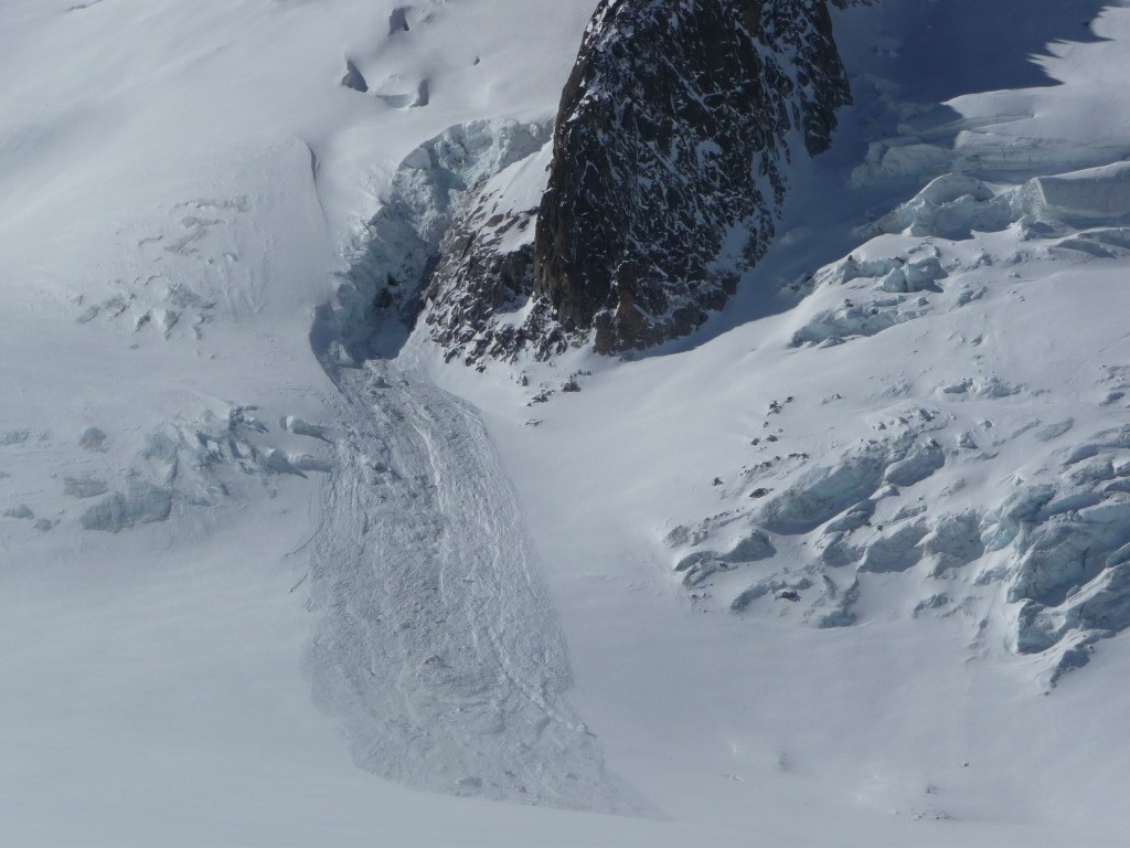 Grosse chute de sérac sur le glacier d'Argentière