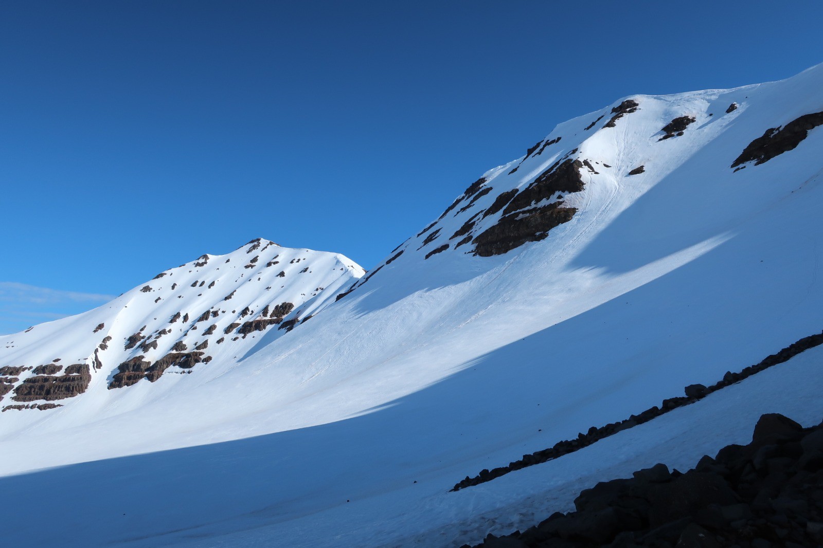J4 : dernières pentes avec le Bassi et le Kerahnjúkur au fond et sa belle face W