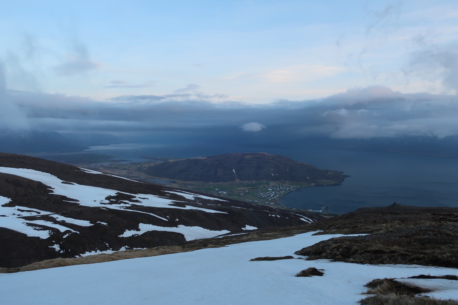 J5 : montée avec le petit village de Grenivik en bas