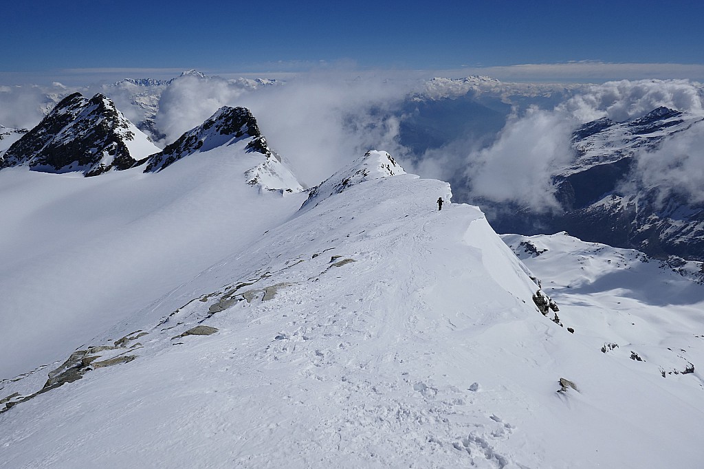 Joëlle arrive sur fond des 4000 de Zermatt