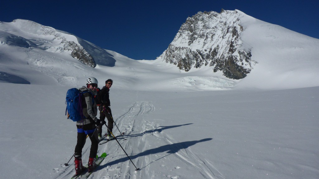 Montée à Adlerpass entre Strahlhorn et Rimpfischhorn, on distingue les nombreux skieurs qui nous précèdent