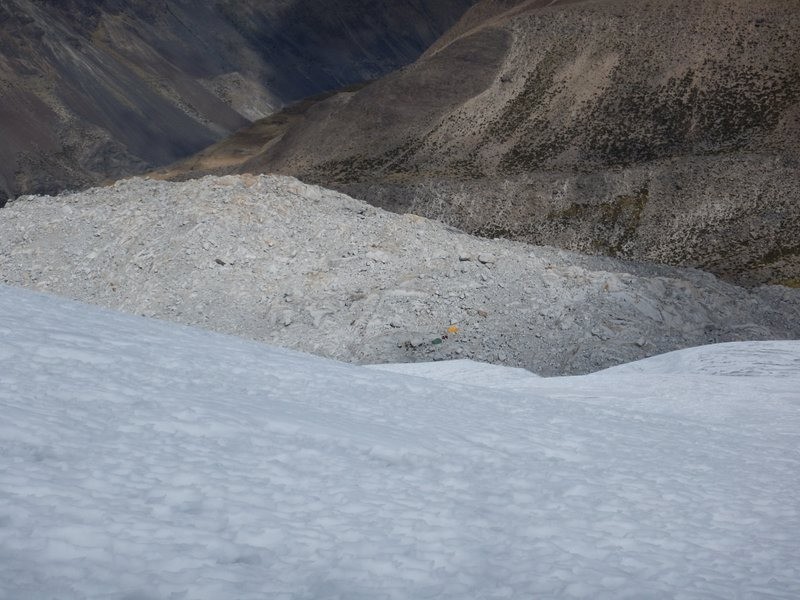 Les tentes visible depuis le bout du glacier; c'est presque fini pour la glisse!