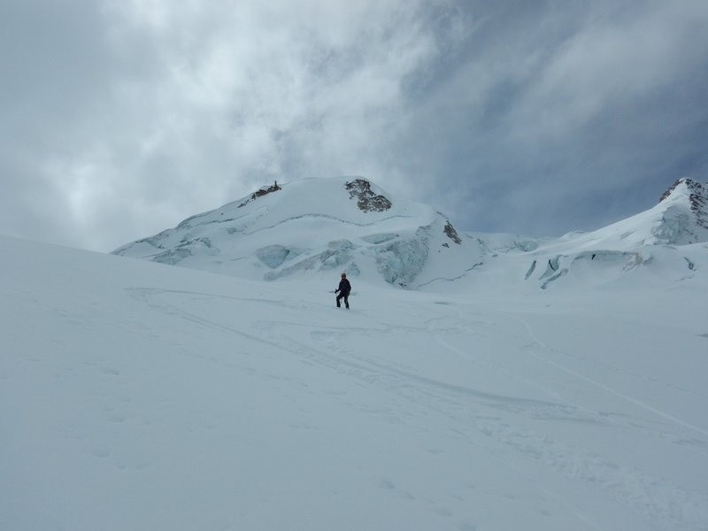 Bien skiable et belle ambiance sur le glacier!