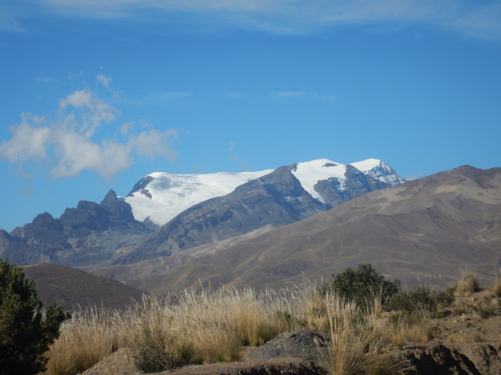 Mururata vue depuis la route (un autre sommet le cache en son centre)