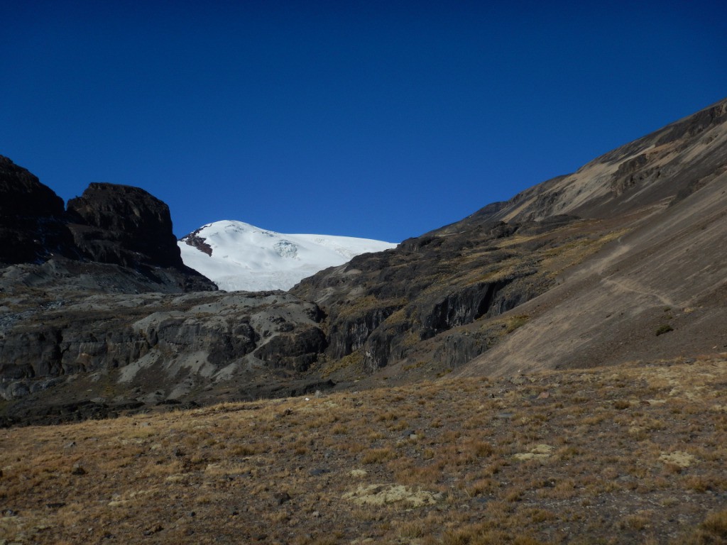 arrivée vers 4700m, enfin la vue du glacier! On continue un peu à longer par la droite