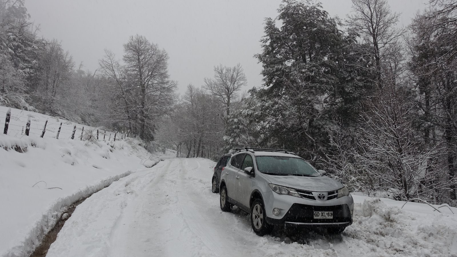 Au final, nous garons la voiture avant de faire demi tour et rentrer avant que les chutes de neige en cours n'aggravent encore la situation !