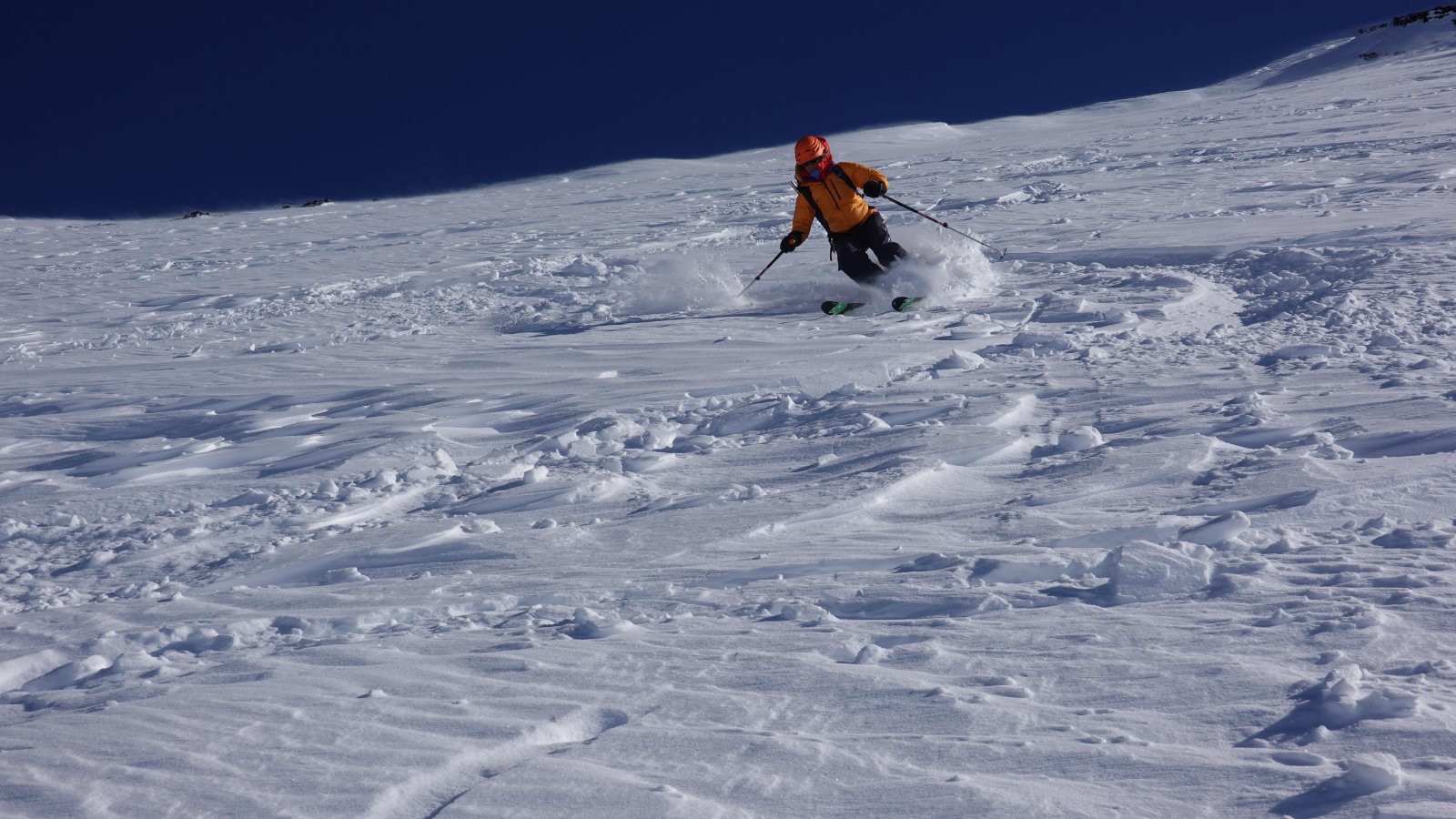 Aline skiant les \