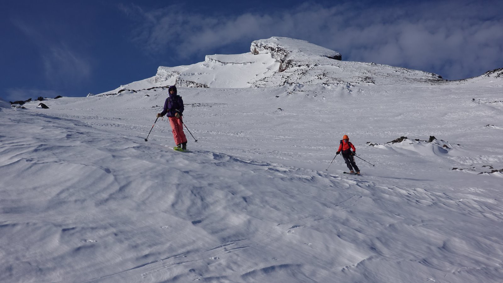 Descente en ski sur neige lissée par le vent agréable à skier