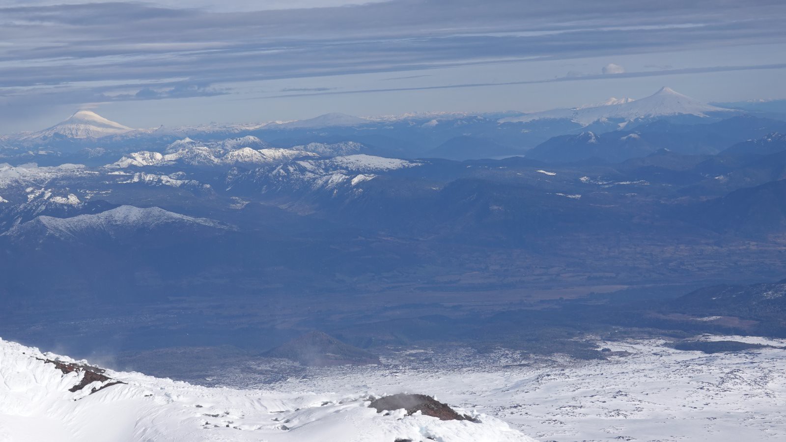 Panorama vers le Sud et les volcans Lanin, Quetrupillan, Mocho, Choshuenco et Villarica