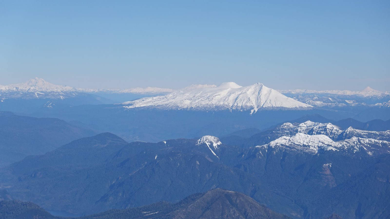 Panorama vers le Sud avec de gauche vers la droite : les volcans Tronador, Mocho, Choshuenco et Osorno