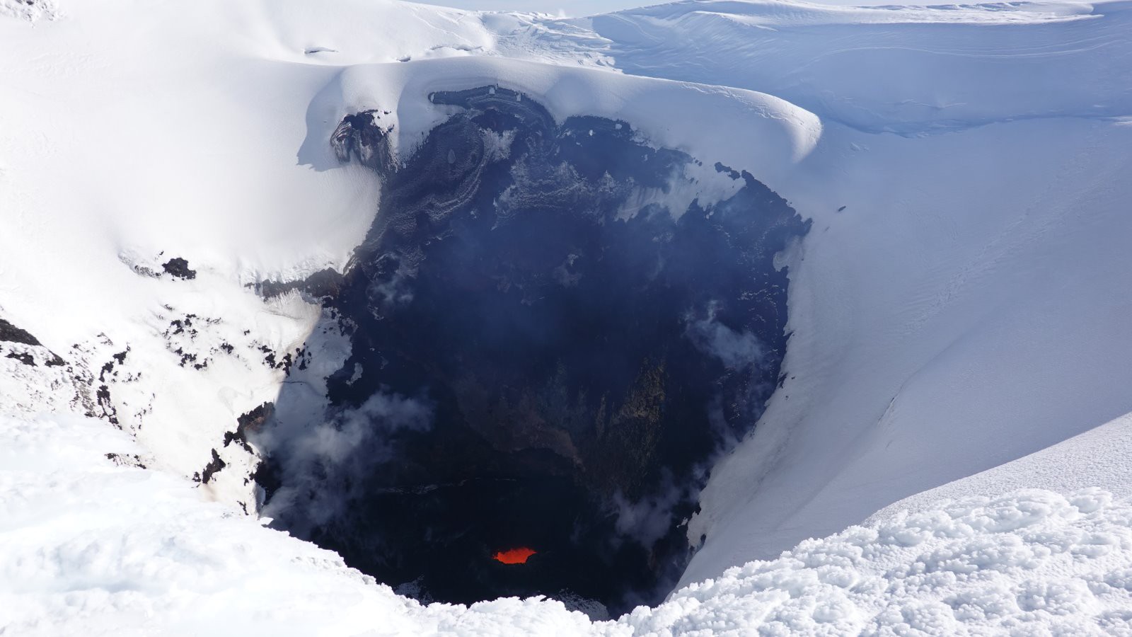 Vue sur l'intérieur du cratère avec la lave incandescente