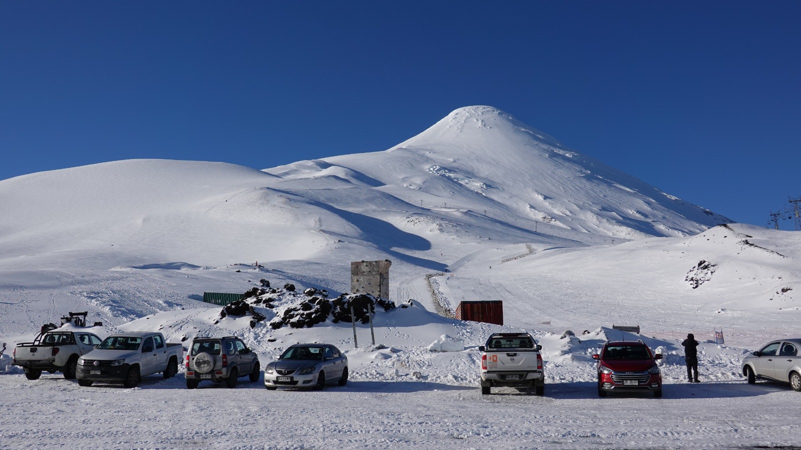 Le volcan et sa petite station de ski ouverte cette année