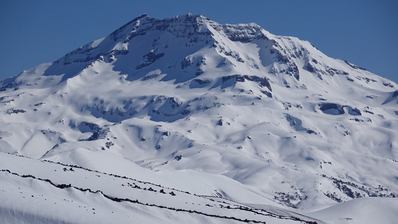 Le magnifique volcan Tolhuaca pris au téléobjectif et skié en juillet