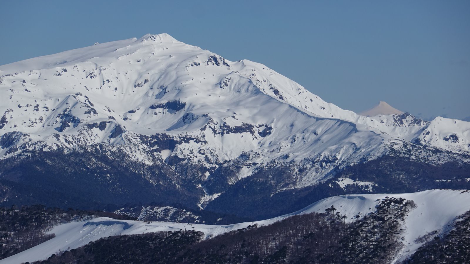 Sierra Nevada et volcan Villarica pris au téléobjectif