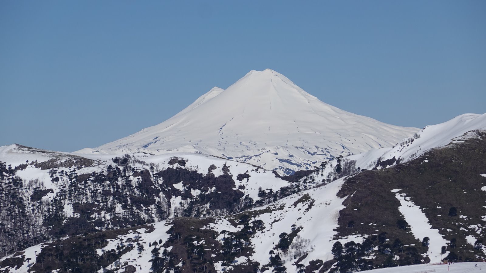 Le volcan Llaima pris au téléobjectif et skié en juillet