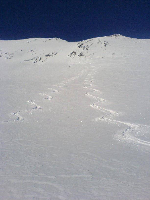 Descente : Petit bonus de ski dans neige facile à skier.