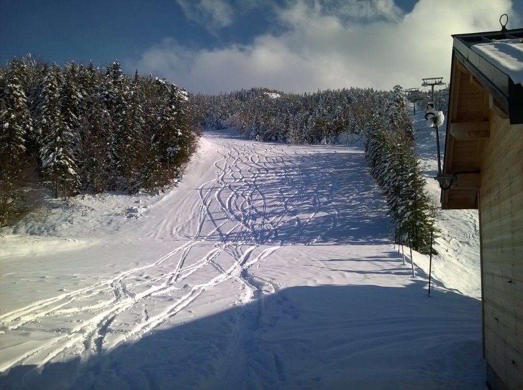 Bon ski sur les pistes pas encore dammées