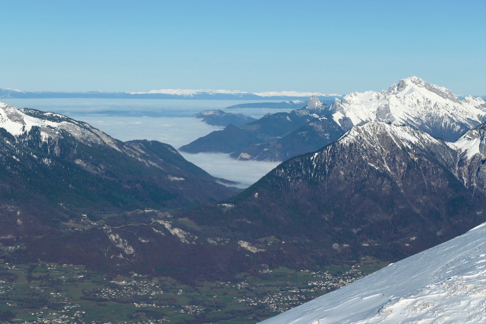 La Haute Savoie sous le brouillard.
