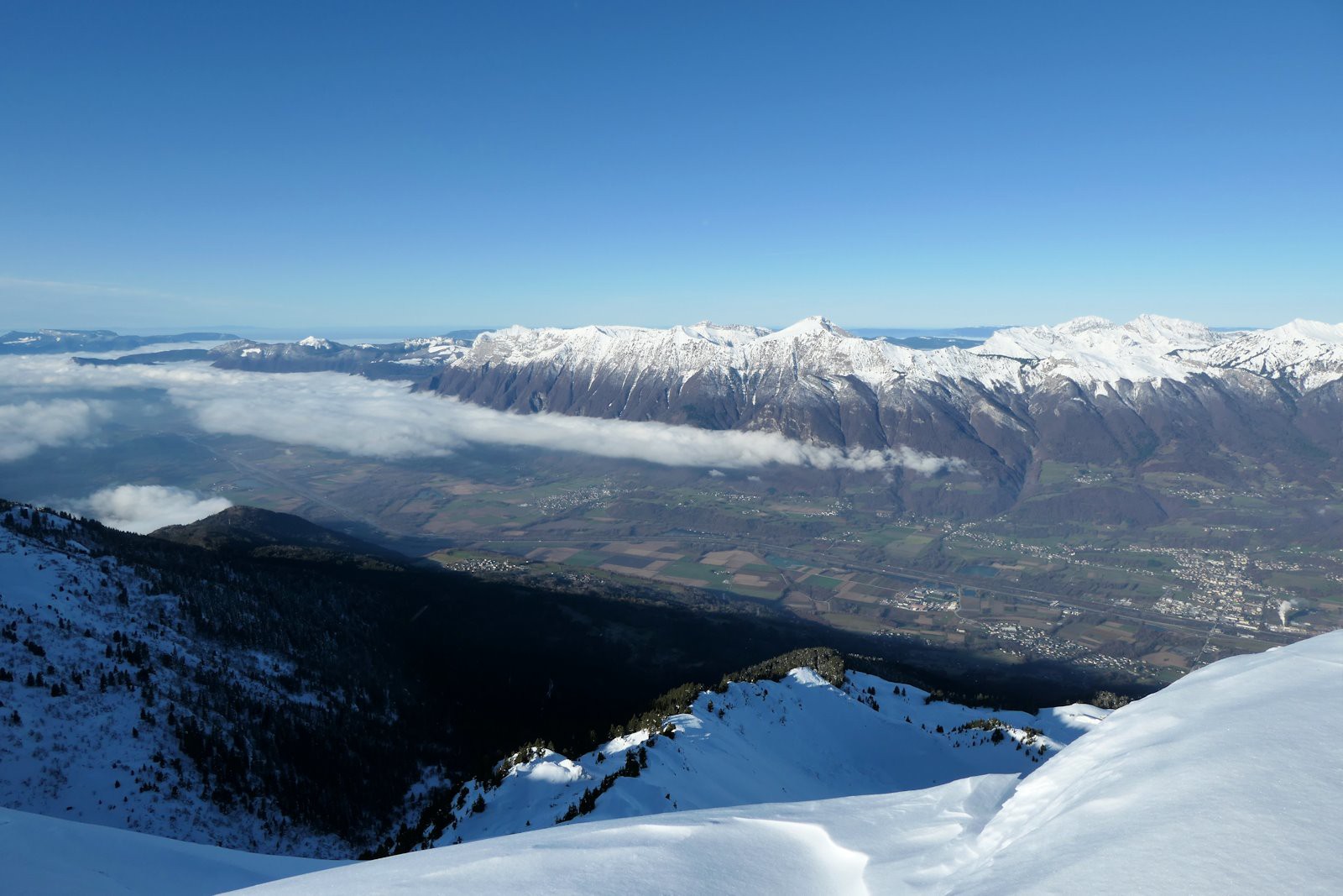 Les sommets des Bauges dominent la Combe de Savoie.