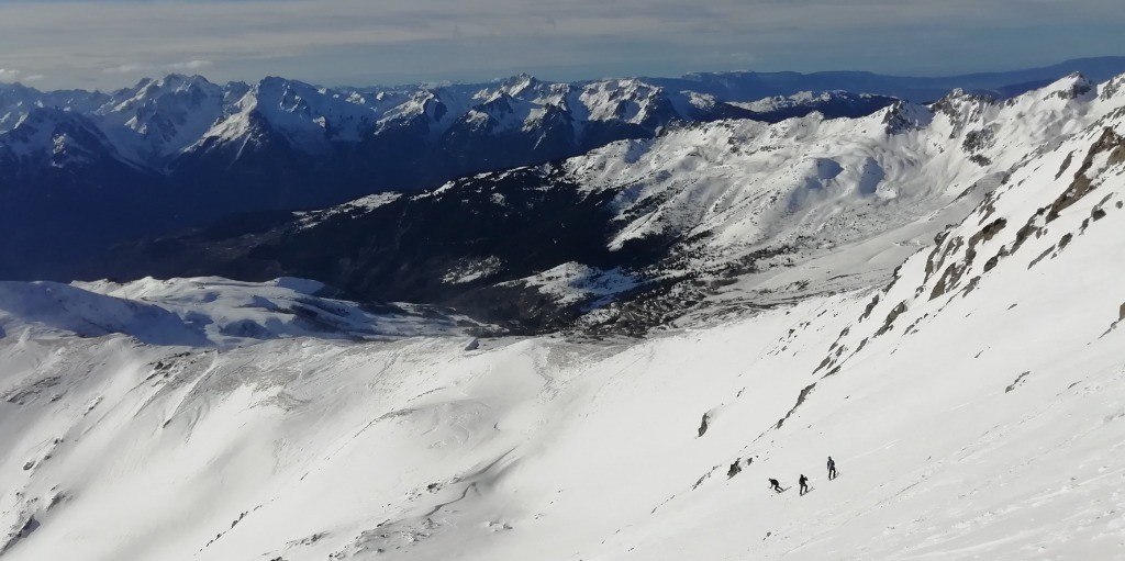 3 skieurs à la descente au dessus du col, St François plus bas