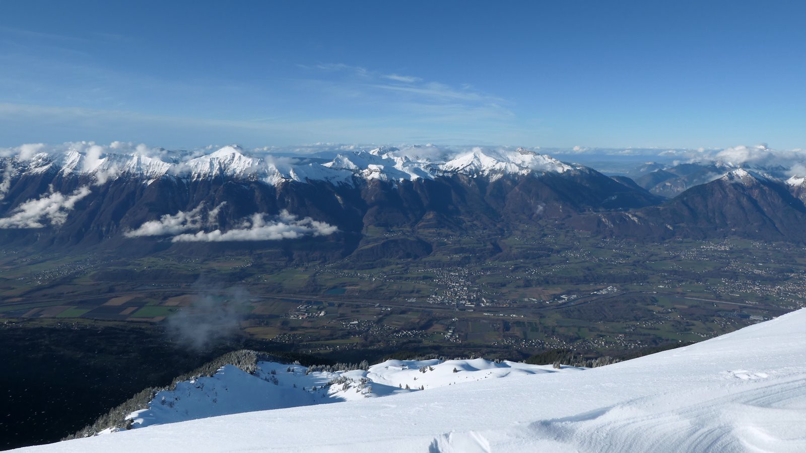 Les sommets des Bauges qui dominent la Combe de Savoie.