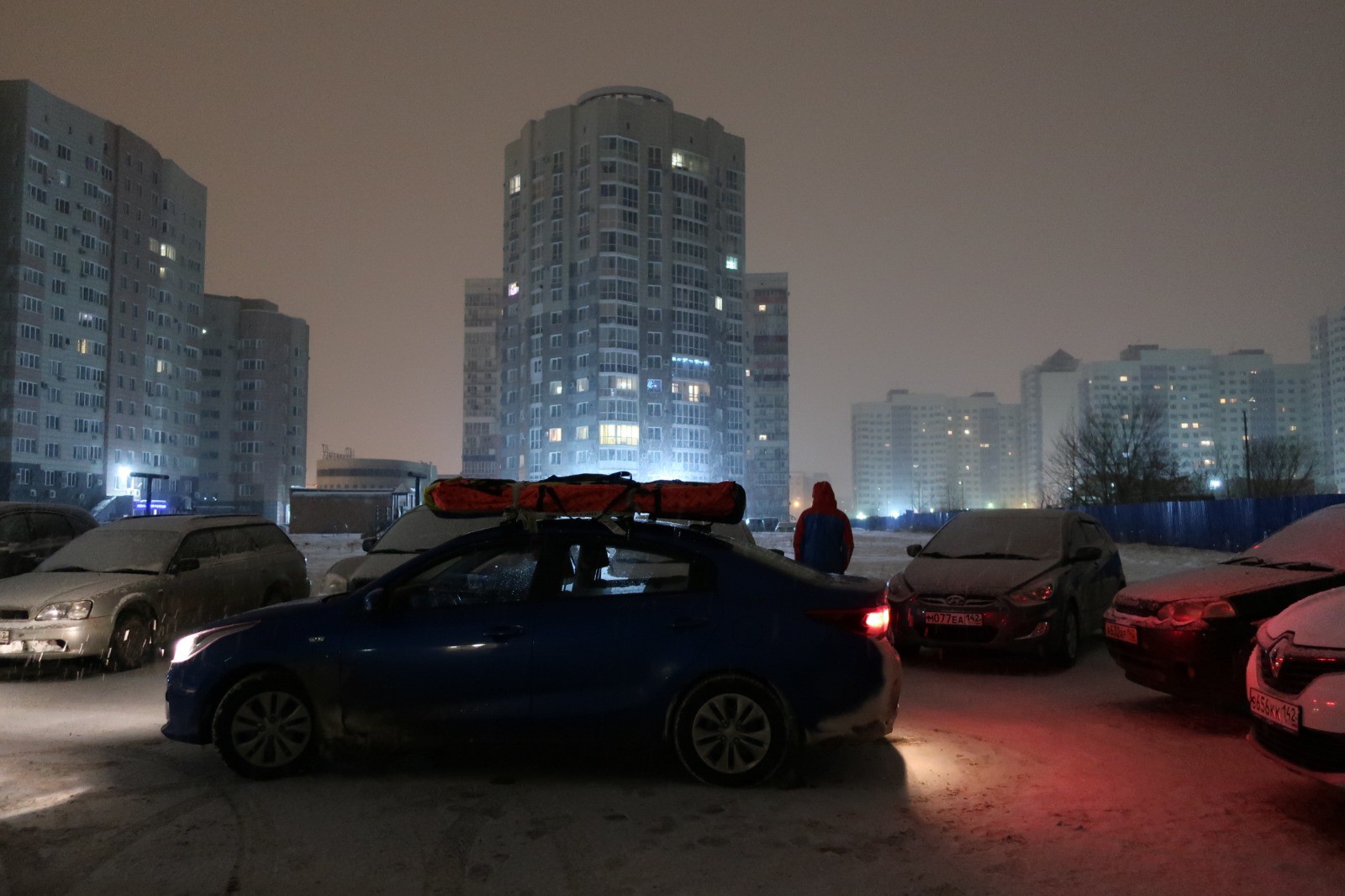 Ville à moitié endormie dans la nuit sibérienne
