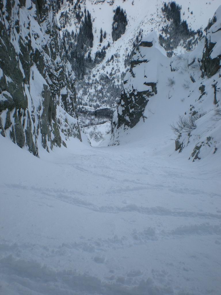 Pointes du Mouchillon : malgré les conversions, dans cette neige, on garde les skis.
