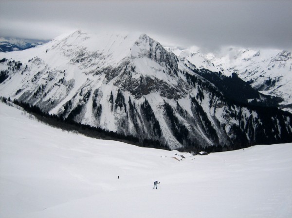 Méry : On monte sous les nuages sous la Tête du Chateau.