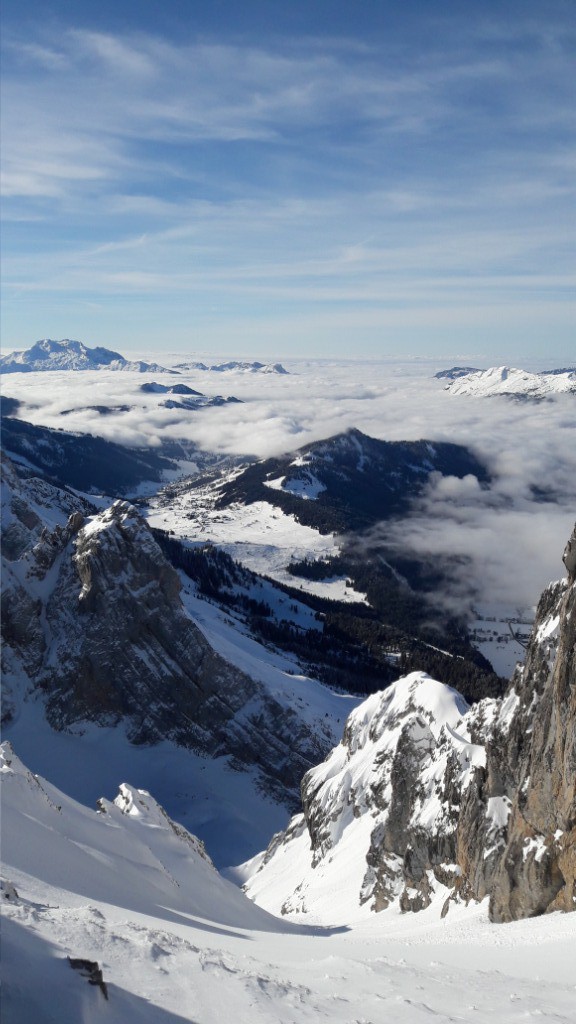#10 Le haut du SW sur fonds de mer de nuage Le haut du SW sur fonds de mer de nuage