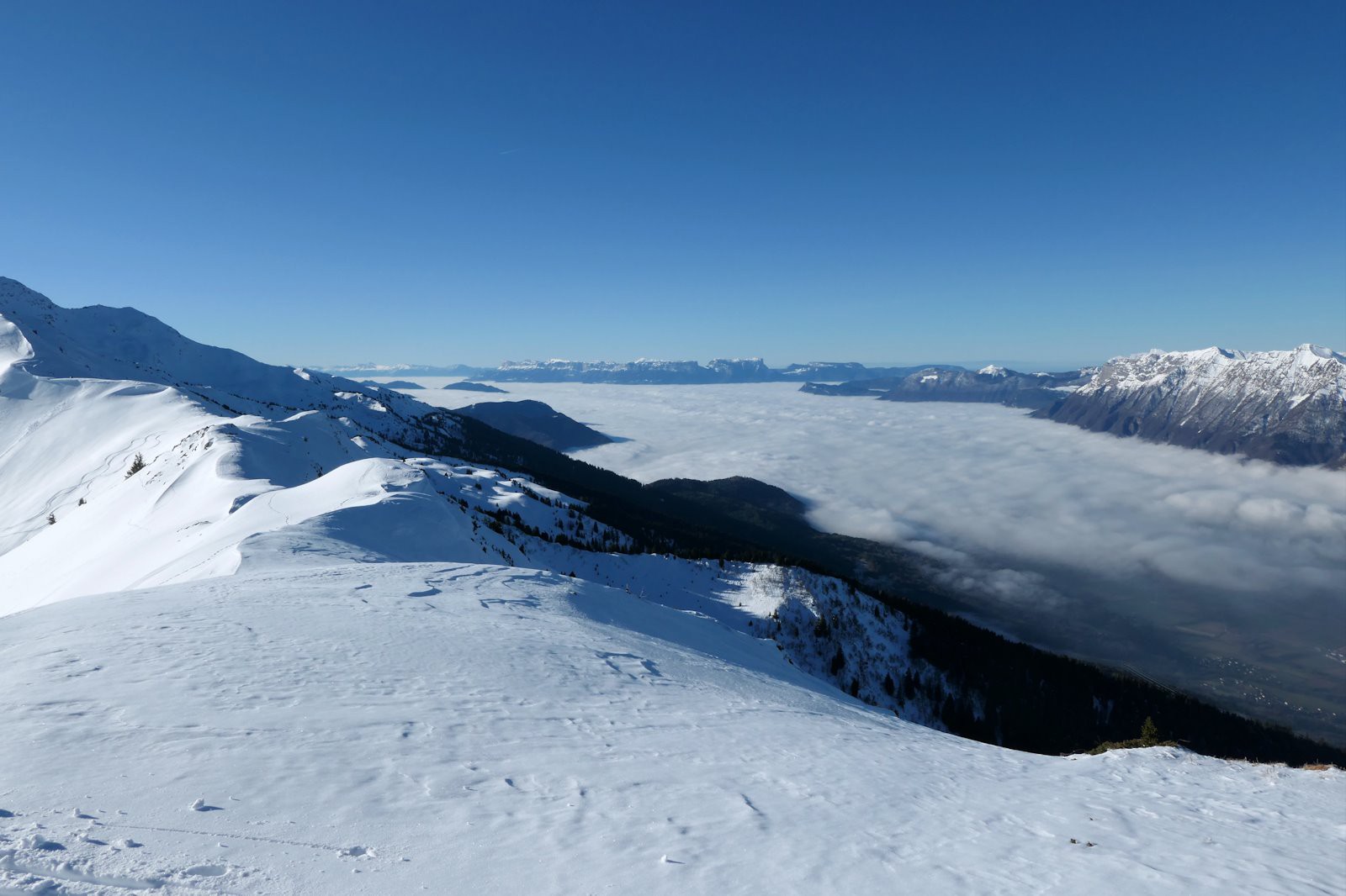 Du sommet, la Combe de Savoie sous les nuages.