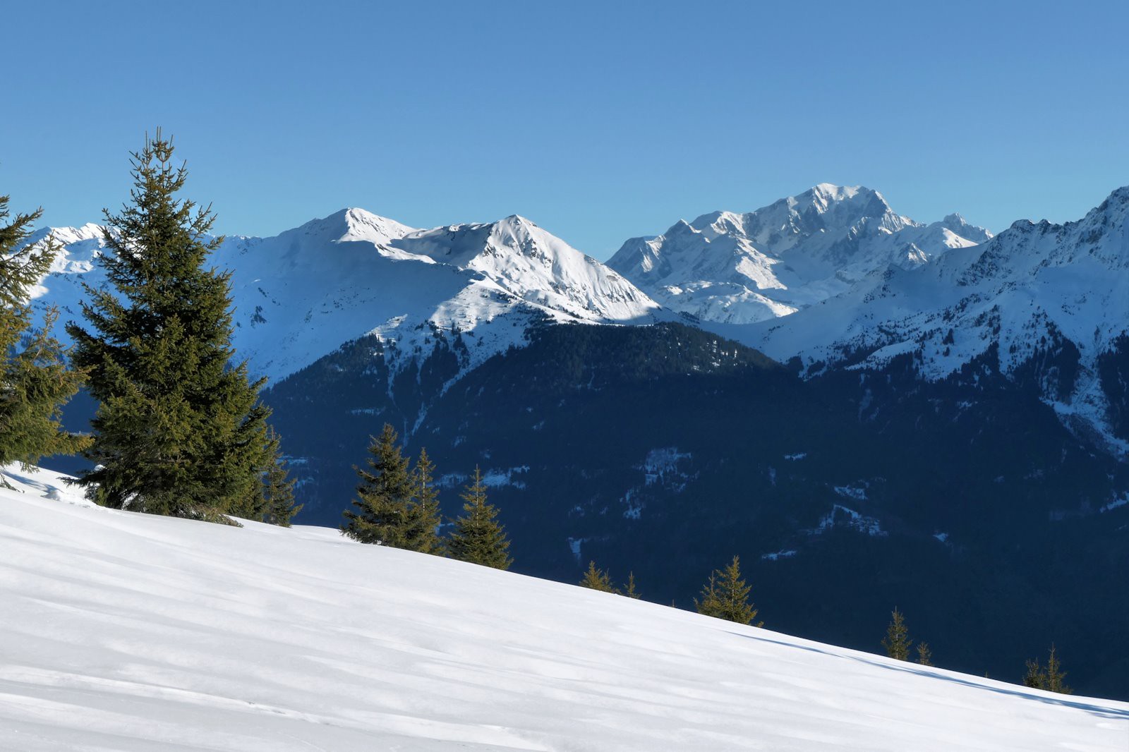 Le Mont Blanc à travers l'échancrure du col de la Bathie.
