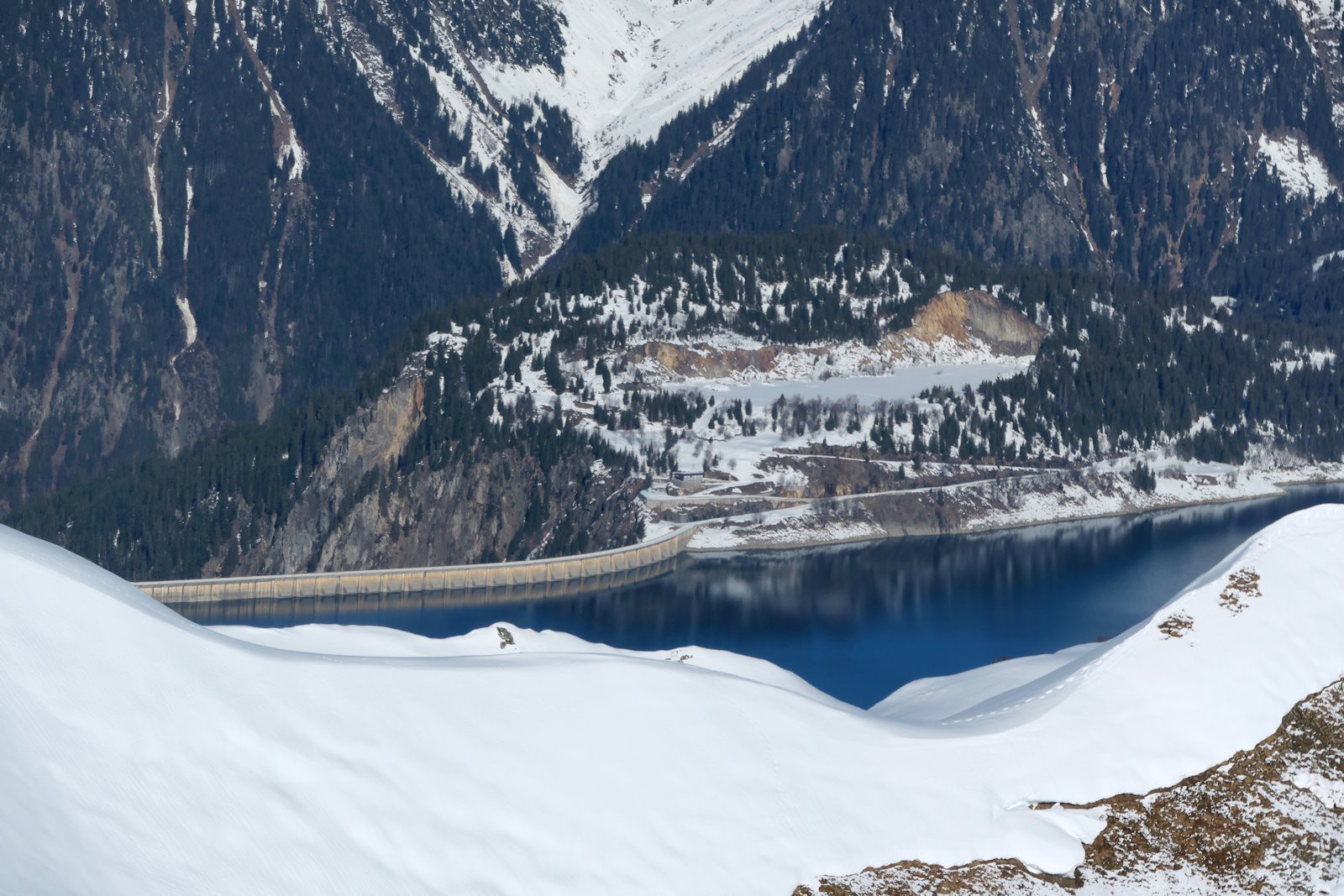 Du sommet, le barrage de Roselend.