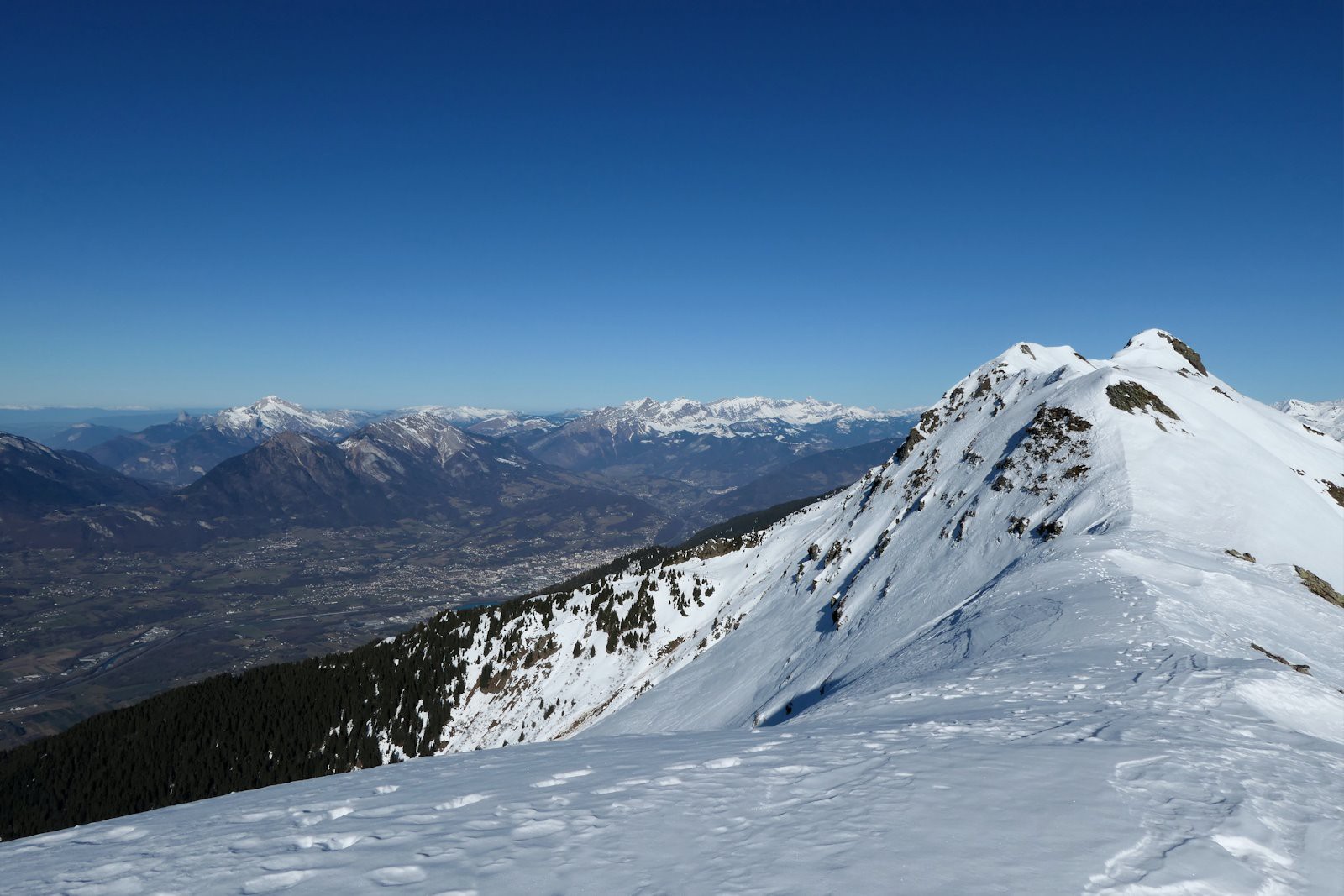 Des abords du col 2318 m, Albertville et la Combe de Savoie.