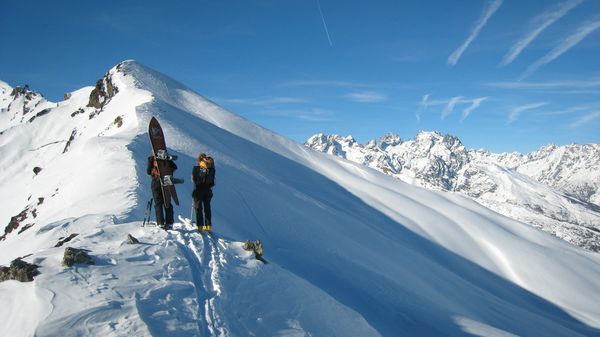 Point 2542 : Pause panorama et répérage de sommets... Il y a de quoi faire !