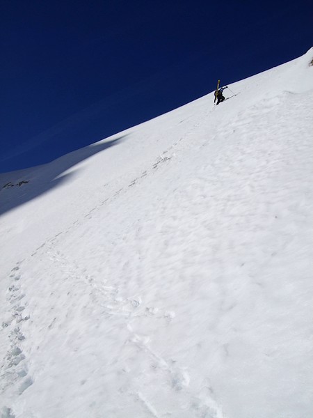 Fluvelle : Etienned, le skitourien bien frappé, qui monte qui monte dans une pente à au moins 38,3° (en fait c'est marco, mais c'est plus drôle avec Etienned). :-)
