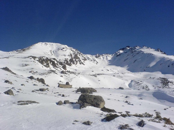 Tête de la Grisonnière : C'est le sommet de gauche. A droite le Coiro. On aperçoit aussi la cabane du Jas. Le manque de neige commence à se faire sentir.