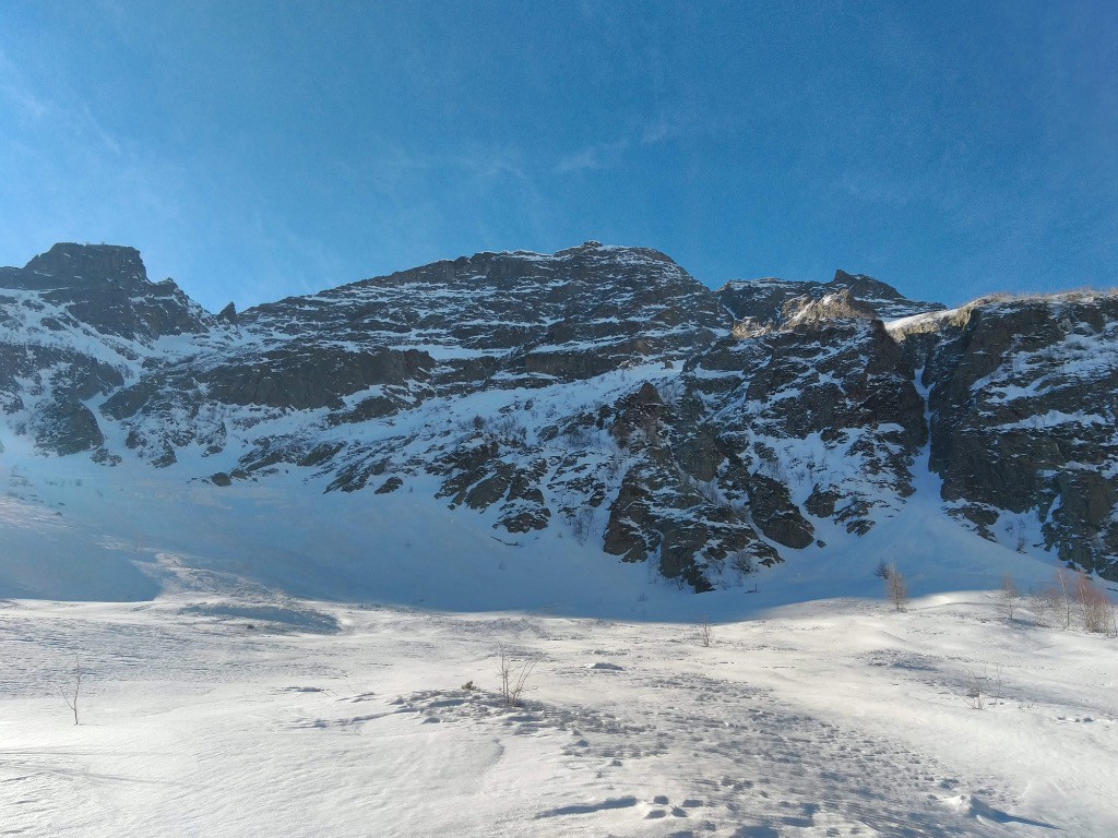 Pied de la face rampe d’approche sur la gauche 