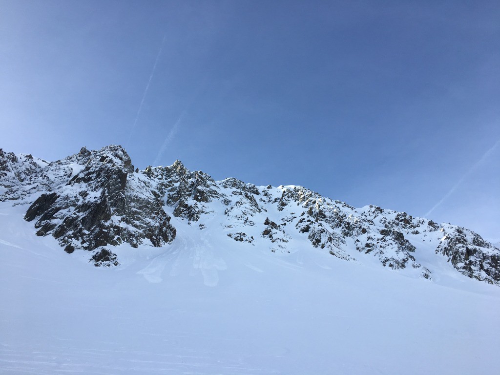 La face - on skiera la ligne de gauche, du sommet