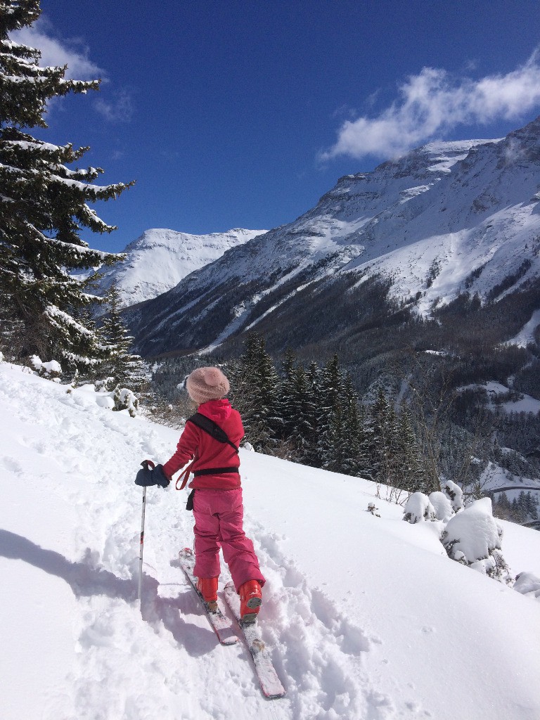 Montée tranquille pour Anouck et ses skis de compète (ou presque)
