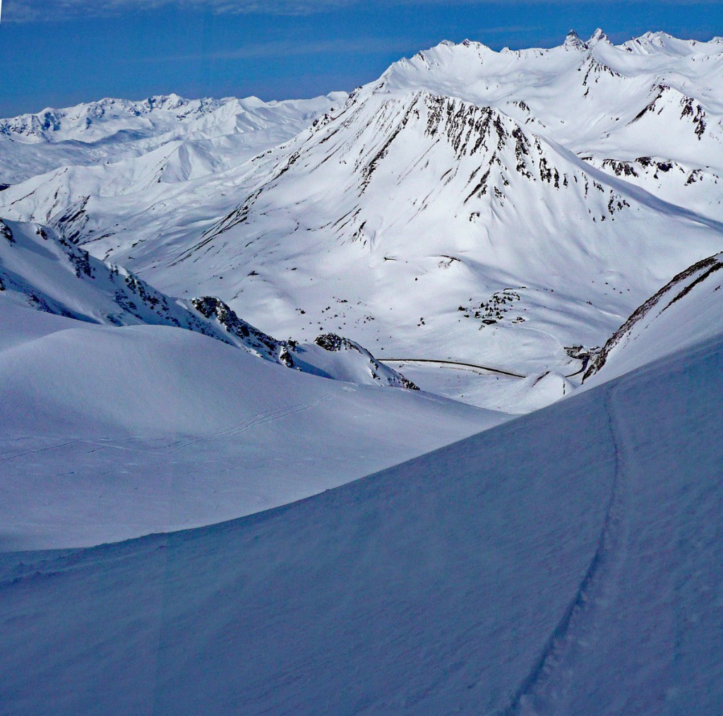 Monter en ski pour oublier Polanski
(au fond, Aiguilles d'Arves à droite, Grandes Rousses à gauche. Dessous, l'ex-glacier du Combeynot)