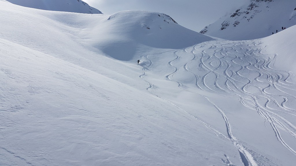 Bonne neige sur le bas de la descente du col de la Charbonnière